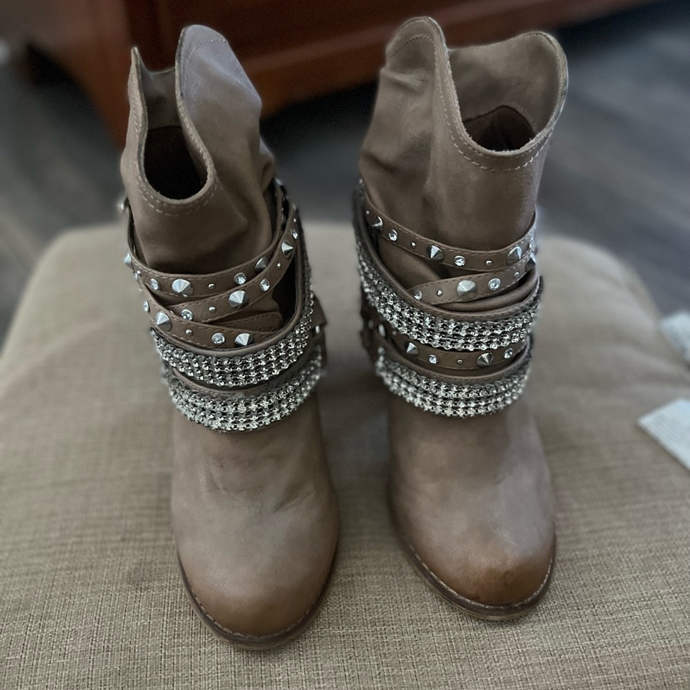 Gorgeous biker like boots With lots of bling!